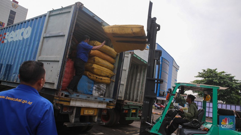 Petugas memindahkan produk garmen ilegal saat Ekspose Barang Hasil Penindakan di Kantor Pusat Bea dan Cukai Rawamangun, Jakarta, Kamis (11/12/2025). Direktorat Jenderal Bea dan Cukai (DJBC) menggagalkan upaya peredaran produk garmen ilegal melalui dua operasi penindakan yang dilakukan secara terpisah. (CNBC Indonesia/Faisal Rahman)