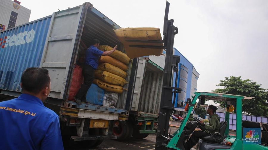 Petugas memindahkan produk garmen ilegal saat Ekspose Barang Hasil Penindakan di Kantor Pusat Bea dan Cukai Rawamangun, Jakarta, Kamis (11/12/2025). Direktorat Jenderal Bea dan Cukai (DJBC) menggagalkan upaya peredaran produk garmen ilegal melalui dua operasi penindakan yang dilakukan secara terpisah. (CNBC Indonesia/Faisal Rahman)