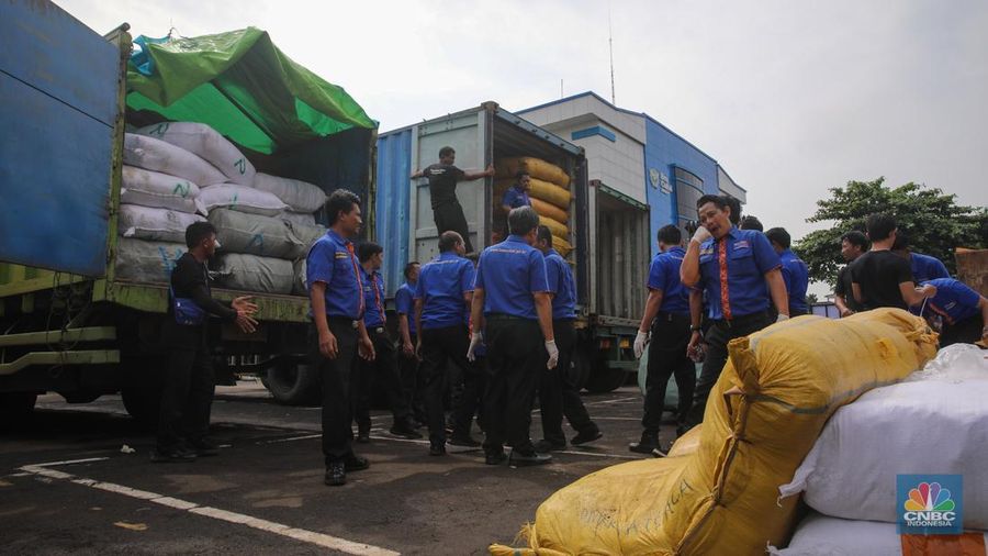 Petugas memindahkan produk garmen ilegal saat Ekspose Barang Hasil Penindakan di Kantor Pusat Bea dan Cukai Rawamangun, Jakarta, Kamis (11/12/2025). Direktorat Jenderal Bea dan Cukai (DJBC) menggagalkan upaya peredaran produk garmen ilegal melalui dua operasi penindakan yang dilakukan secara terpisah. (CNBC Indonesia/Faisal Rahman)