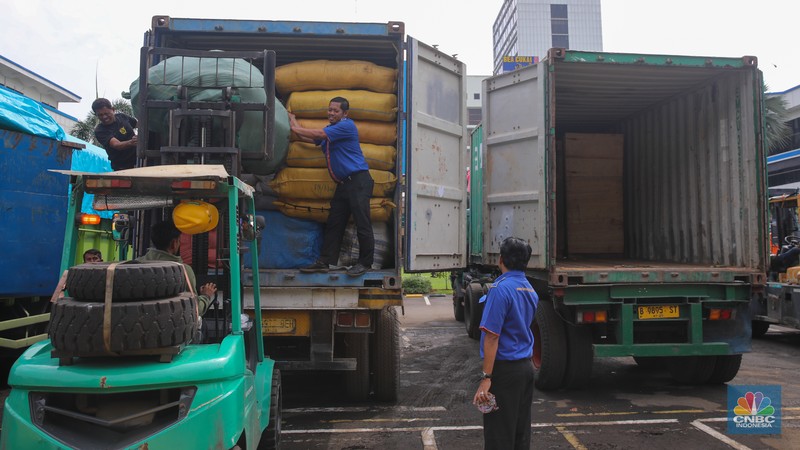 Petugas memindahkan produk garmen ilegal saat Ekspose Barang Hasil Penindakan di Kantor Pusat Bea dan Cukai Rawamangun, Jakarta, Kamis (11/12/2025). Direktorat Jenderal Bea dan Cukai (DJBC) menggagalkan upaya peredaran produk garmen ilegal melalui dua operasi penindakan yang dilakukan secara terpisah. (CNBC Indonesia/Faisal Rahman)