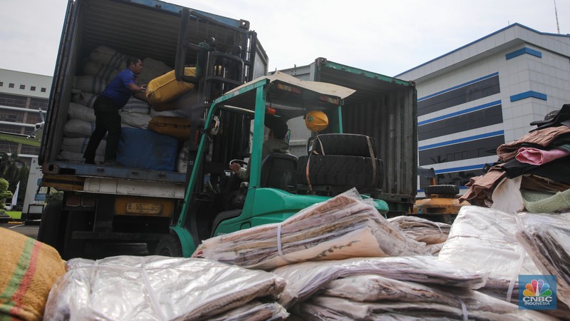 Petugas memindahkan produk garmen ilegal saat Ekspose Barang Hasil Penindakan di Kantor Pusat Bea dan Cukai Rawamangun, Jakarta, Kamis (11/12/2025). Direktorat Jenderal Bea dan Cukai (DJBC) menggagalkan upaya peredaran produk garmen ilegal melalui dua operasi penindakan yang dilakukan secara terpisah. (CNBC Indonesia/Faisal Rahman)