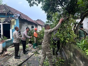 Polisi Gerak Cepat Usai 19 Rumah Rusak Dihantam Hujan Angin di Prambon