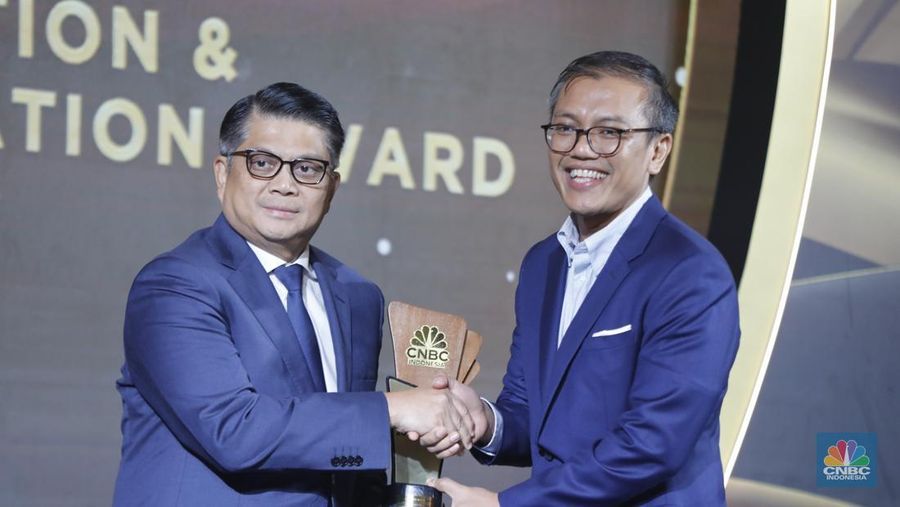 PT. Bank Negara Indonesia (Persero) Tbk (BNI) meraih penganugerahan awards katergori Excellence in Monetary Policy Support sekaligus kategori Brand Reputation & Strategic Communication Award yang diterima oleh Direktur Treasury & International Banking Bank BNI, Abu Santosa Sudrajat dalam acara CNBC Indonesia Awards 2025 di Bali Room, Hotel Indonesia Kempinski Jakarta, Kamis, (11/12/2025). (CNBC Indonesia/Tri Susilo)