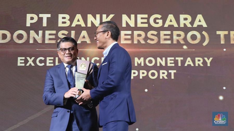 PT. Bank Negara Indonesia (Persero) Tbk (BNI) meraih penganugerahan awards katergori Excellence in Monetary Policy Support sekaligus kategori Brand Reputation & Strategic Communication Award yang diterima oleh Direktur Treasury & International Banking Bank BNI, Abu Santosa Sudrajat dalam acara CNBC Indonesia Awards 2025 di Bali Room, Hotel Indonesia Kempinski Jakarta, Kamis, (11/12/2025). (CNBC Indonesia/Faisal Rahman)