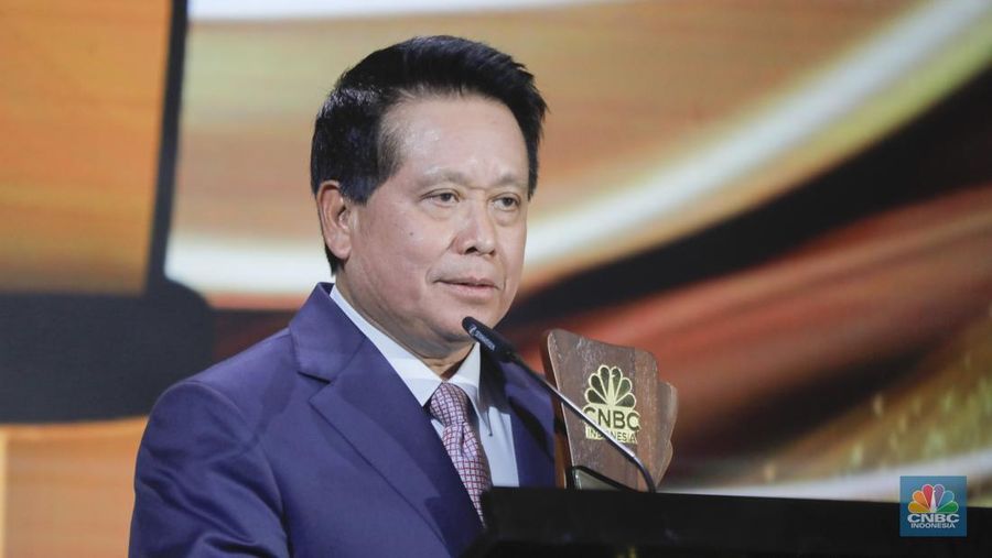 PT Bank Rakyat Indonesia (BRI) Persero meraih penganugerahan awards kategori Best Transformational Leader in 2025 sekaligus kategori Best Contribution to Inclusive Growth and MSME Empowerment Award yang diterima oleh Direktur Utama Bank BRI, Hery Gunardi dalam acara CNBC Indonesia Awards 2025 di Bali Room, Hotel Indonesia Kempinski Jakarta, Kamis, (11/12/2025). (CNBC Indonesia/Tri Susilo)