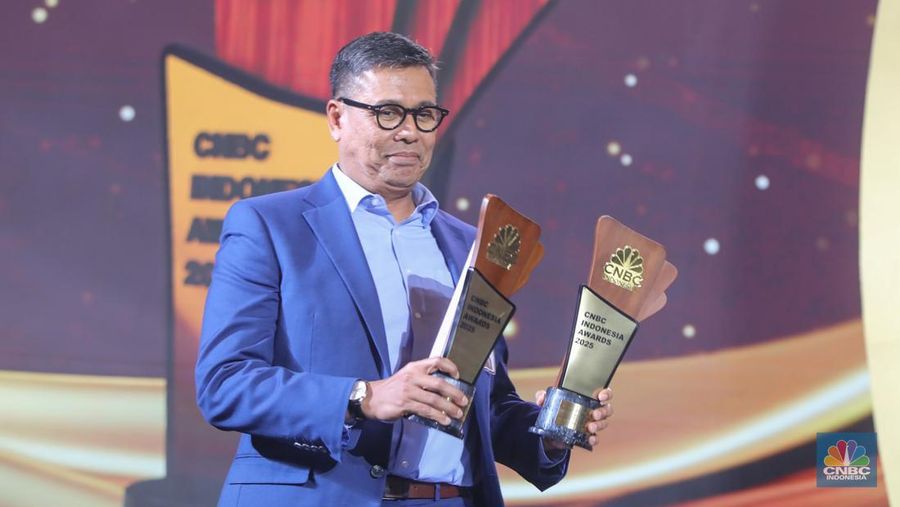 PT Bank Syariah Indonesia Tbk (BSI) meraih penganugerahan awards katergori Sharia Banking Transformation Leader of the Year sekaligus kategori Most Sharia-Compliant Bullion Bank of the Year yang diterima oleh Direktur Utama Bank BSI, Anggoro Eko Cahyo dalam acara CNBC Indonesia Awards 2025 di Bali Room, Hotel Indonesia Kempinski Jakarta, Kamis, (11/12/2025). (CNBC Indonesia/Faisal Rahman)
