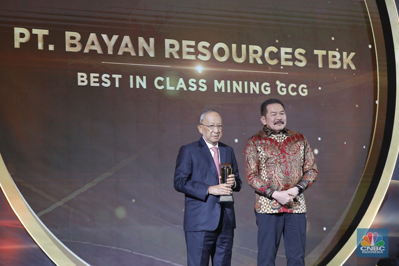 Jaksa Agung, Sanitiar Burhanuddin meraih penganugerahan special awards kategori  &rdquo;Excellence in Upholding Justice and Public Trust&rdquo; dalam acara CNBC Indonesia Awards 2025 di Bali Room, Hotel Indonesia Kempinski Jakarta, Kamis, (11/12/2025). (CNBC Indonesia/Tri Susilo)