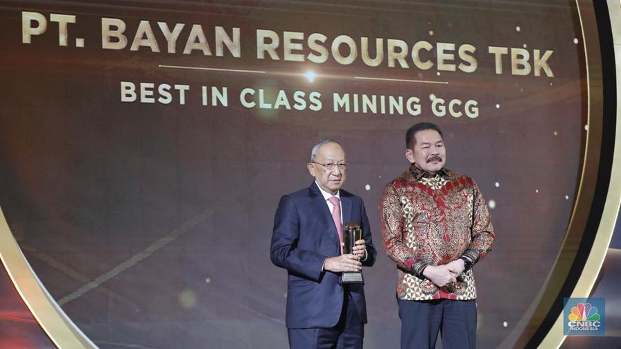 Jaksa Agung, Sanitiar Burhanuddin meraih penganugerahan special awards kategori  ”Excellence in Upholding Justice and Public Trust” dalam acara CNBC Indonesia Awards 2025 di Bali Room, Hotel Indonesia Kempinski Jakarta, Kamis, (11/12/2025). (CNBC Indonesia/Tri Susilo)