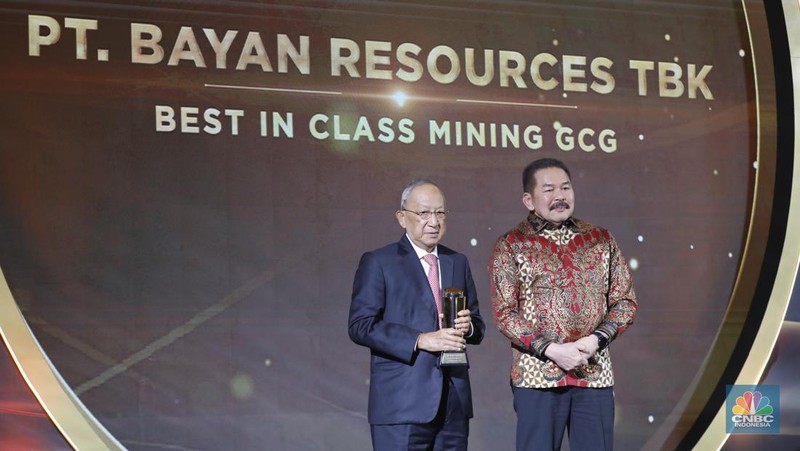 Jaksa Agung, Sanitiar Burhanuddin meraih penganugerahan special awards kategori  ”Excellence in Upholding Justice and Public Trust” dalam acara CNBC Indonesia Awards 2025 di Bali Room, Hotel Indonesia Kempinski Jakarta, Kamis, (11/12/2025). (CNBC Indonesia/Tri Susilo)