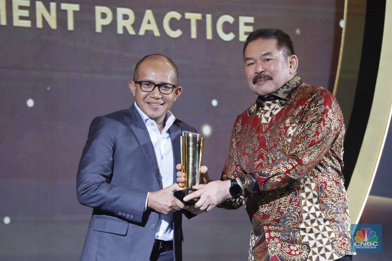 Jaksa Agung, Sanitiar Burhanuddin meraih penganugerahan special awards kategori  &rdquo;Excellence in Upholding Justice and Public Trust&rdquo; dalam acara CNBC Indonesia Awards 2025 di Bali Room, Hotel Indonesia Kempinski Jakarta, Kamis, (11/12/2025). (CNBC Indonesia/Tri Susilo)