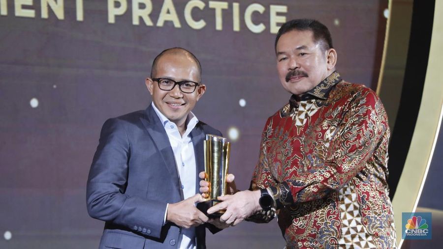 Jaksa Agung, Sanitiar Burhanuddin meraih penganugerahan special awards kategori  ”Excellence in Upholding Justice and Public Trust” dalam acara CNBC Indonesia Awards 2025 di Bali Room, Hotel Indonesia Kempinski Jakarta, Kamis, (11/12/2025). (CNBC Indonesia/Tri Susilo)