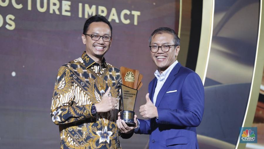 PT Pembangunan Perumahan (PP) Tbk meraih penganugerahan awards kategori National Infrastructure Impact Awards yang diterima oleh Direktur Utama PT Pembangunan Perumahan (PP), Novel Arsyad dalam acara CNBC Indonesia Awards 2025 di Bali Room, Hotel Indonesia Kempinski Jakarta, Kamis, (11/12/2025). (CNBC Indonesia/Tri Susilo)