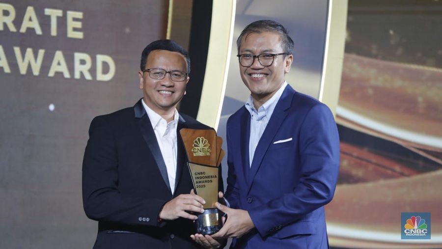 PT Telekomunikasi Indonesia Tbk (Telkom) meraih penganugerahan awards katergori Green Leadership and Corporate Governance Transformation Award yang diterima oleh VP Sustainability PT Telekomunikasi Indonesia Tbk, Gunawan Wasisto dalam acara CNBC Indonesia Awards 2025 di Bali Room, Hotel Indonesia Kempinski Jakarta, Kamis, (11/12/2025). (CNBC Indonesia/Tri Susilo)