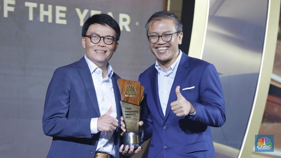 PT Telekomunikasi Selular (Telkomsel) meraih penganugerahan awards katergori Best Provider of the Year yang diterima oleh Direktur Utama Telkomsel, Nugroho dalam acara CNBC Indonesia Awards 2025 di Bali Room, Hotel Indonesia Kempinski Jakarta, Kamis, (11/12/2025). (CNBC Indonesia/Tri Susilo)