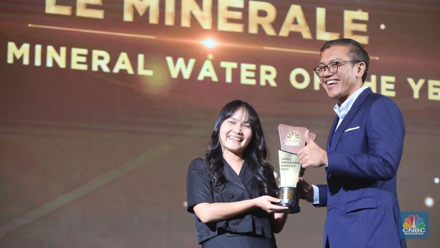 PT Tirta Fresindo Jaya (Le Minerale) Tbk meraih penganugerahan awards kategori Best Mineral Water Of The Year yang diterima oleh Public Relations Supervisor Le Minerale, Bernadette Sonya Anindita dalam acara CNBC Indonesia Awards 2025 di Bali Room, Hotel Indonesia Kempinski Jakarta, Kamis, (11/12/2025). (CNBC Indonesia/Faisal Rahman)