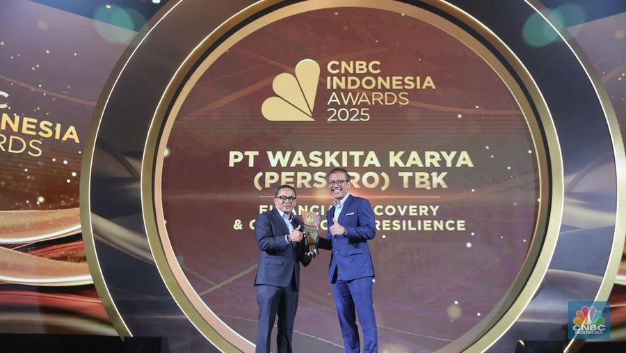 PT Waskita Karya Tbk meraih penganugerahan awards kategori Financial Recovery & Operational Resilience yang diterima oleh Direktur Utama PT Waskita Karya Tbk, Muhammad Hanugroho dalam acara CNBC Indonesia Awards 2025 di Bali Room, Hotel Indonesia Kempinski Jakarta, Kamis, (11/12/2025). (CNBC Indonesia/Faisal Rahman)