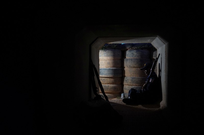 Relawan keamanan desa berpatroli di sebuah desa di tengah bentrokan mematikan antara Thailand dan Kamboja di sepanjang wilayah perbatasan yang disengketakan, di provinsi Buriram, Thailand, Selasa (9/12/2025). (REUTERS/Athit Perawongmetha)