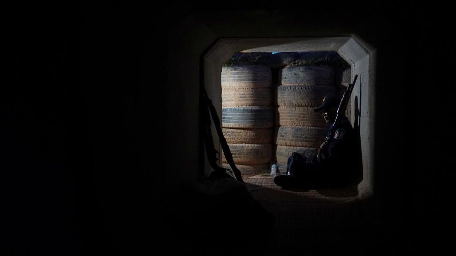 Relawan keamanan desa berpatroli di sebuah desa di tengah bentrokan mematikan antara Thailand dan Kamboja di sepanjang wilayah perbatasan yang disengketakan, di provinsi Buriram, Thailand, Selasa (9/12/2025). (REUTERS/Athit Perawongmetha)