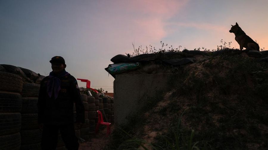 Relawan keamanan desa berpatroli di sebuah desa di tengah bentrokan mematikan antara Thailand dan Kamboja di sepanjang wilayah perbatasan yang disengketakan, di provinsi Buriram, Thailand, Selasa (9/12/2025). (REUTERS/Athit Perawongmetha)