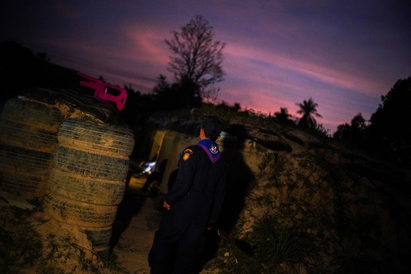 Relawan keamanan desa berpatroli di sebuah desa di tengah bentrokan mematikan antara Thailand dan Kamboja di sepanjang wilayah perbatasan yang disengketakan, di provinsi Buriram, Thailand, Selasa (9/12/2025). (REUTERS/Athit Perawongmetha)