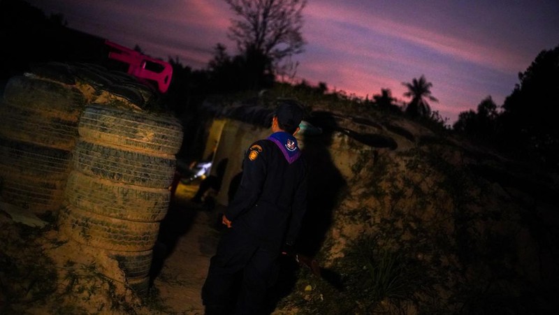 Relawan keamanan desa berpatroli di sebuah desa di tengah bentrokan mematikan antara Thailand dan Kamboja di sepanjang wilayah perbatasan yang disengketakan, di provinsi Buriram, Thailand, Selasa (9/12/2025). (REUTERS/Athit Perawongmetha)