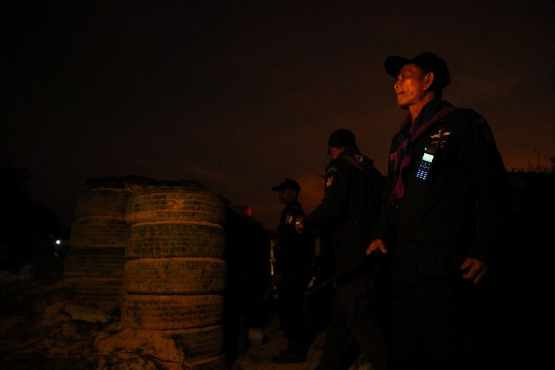 Relawan keamanan desa berpatroli di sebuah desa di tengah bentrokan mematikan antara Thailand dan Kamboja di sepanjang wilayah perbatasan yang disengketakan, di provinsi Buriram, Thailand, Selasa (9/12/2025). (REUTERS/Athit Perawongmetha)