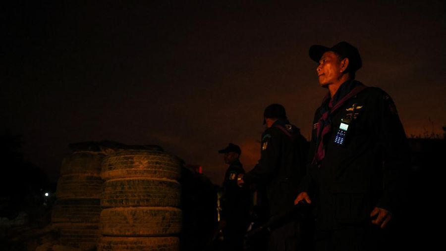 Relawan keamanan desa berpatroli di sebuah desa di tengah bentrokan mematikan antara Thailand dan Kamboja di sepanjang wilayah perbatasan yang disengketakan, di provinsi Buriram, Thailand, Selasa (9/12/2025). (REUTERS/Athit Perawongmetha)