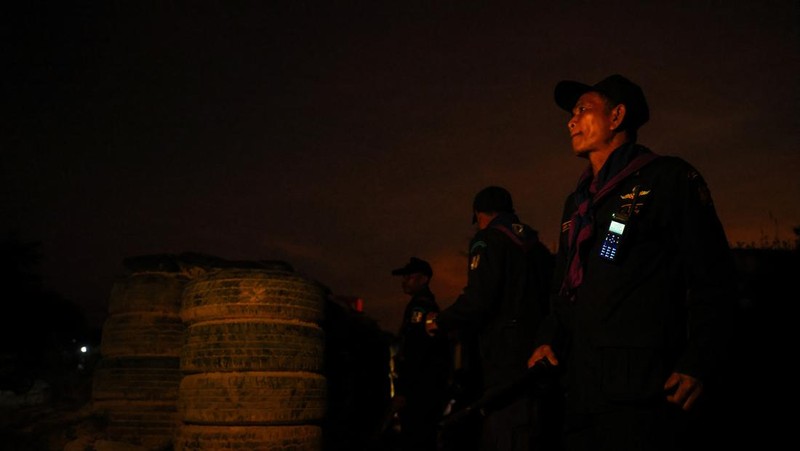 Relawan keamanan desa berpatroli di sebuah desa di tengah bentrokan mematikan antara Thailand dan Kamboja di sepanjang wilayah perbatasan yang disengketakan, di provinsi Buriram, Thailand, Selasa (9/12/2025). (REUTERS/Athit Perawongmetha)