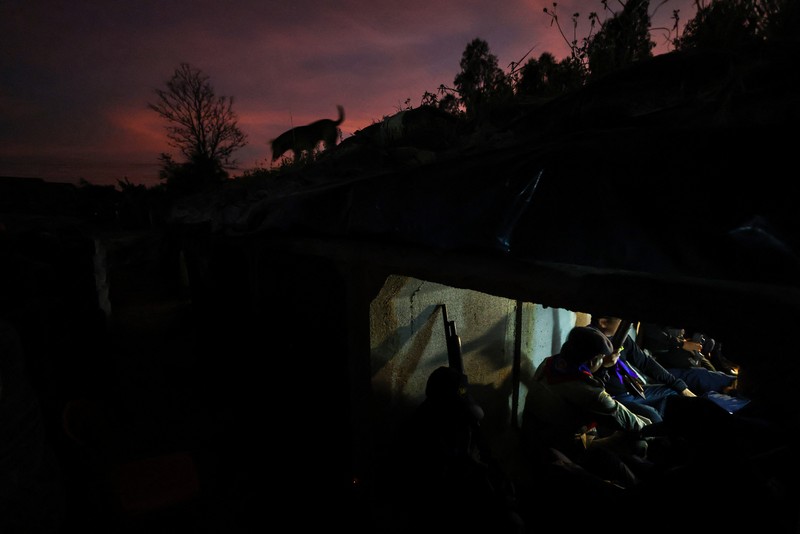 Relawan keamanan desa berpatroli di sebuah desa di tengah bentrokan mematikan antara Thailand dan Kamboja di sepanjang wilayah perbatasan yang disengketakan, di provinsi Buriram, Thailand, Selasa (9/12/2025). (REUTERS/Athit Perawongmetha)