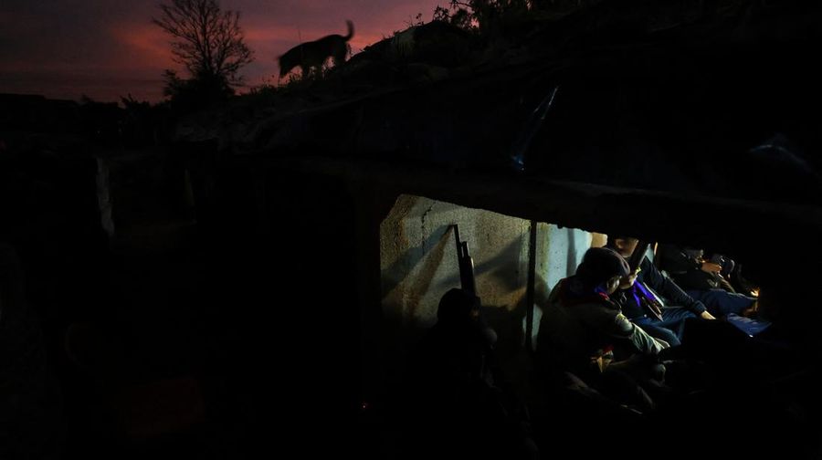 Relawan keamanan desa berpatroli di sebuah desa di tengah bentrokan mematikan antara Thailand dan Kamboja di sepanjang wilayah perbatasan yang disengketakan, di provinsi Buriram, Thailand, Selasa (9/12/2025). (REUTERS/Athit Perawongmetha)