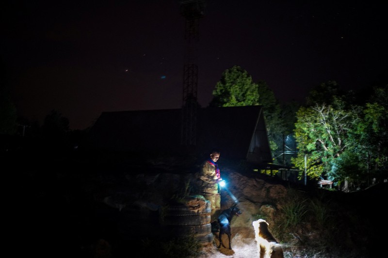 Relawan keamanan desa berpatroli di sebuah desa di tengah bentrokan mematikan antara Thailand dan Kamboja di sepanjang wilayah perbatasan yang disengketakan, di provinsi Buriram, Thailand, Selasa (9/12/2025). (REUTERS/Athit Perawongmetha)