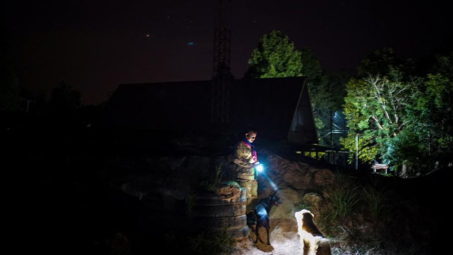 Relawan keamanan desa berpatroli di sebuah desa di tengah bentrokan mematikan antara Thailand dan Kamboja di sepanjang wilayah perbatasan yang disengketakan, di provinsi Buriram, Thailand, Selasa (9/12/2025). (REUTERS/Athit Perawongmetha)