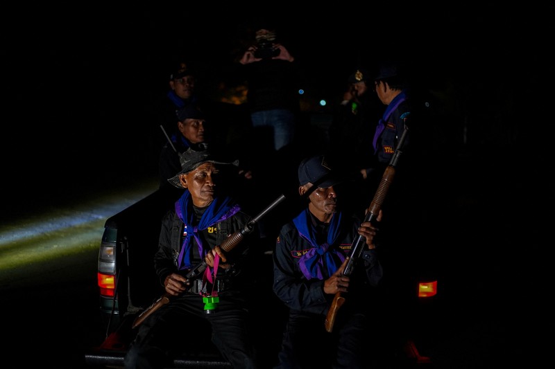 Relawan keamanan desa berpatroli di sebuah desa di tengah bentrokan mematikan antara Thailand dan Kamboja di sepanjang wilayah perbatasan yang disengketakan, di provinsi Buriram, Thailand, Selasa (9/12/2025). (REUTERS/Athit Perawongmetha)