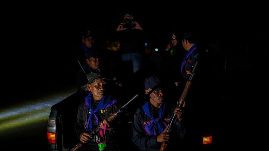 Relawan keamanan desa berpatroli di sebuah desa di tengah bentrokan mematikan antara Thailand dan Kamboja di sepanjang wilayah perbatasan yang disengketakan, di provinsi Buriram, Thailand, Selasa (9/12/2025). (REUTERS/Athit Perawongmetha)