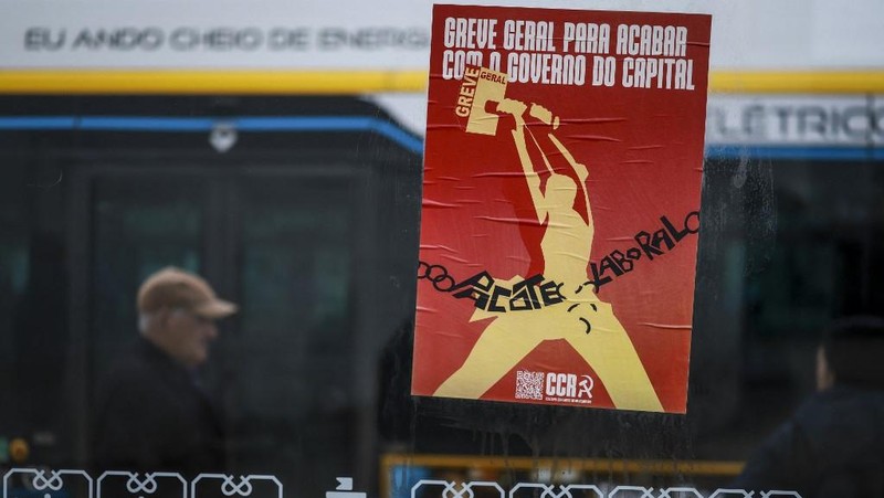 Orang-orang berjalan melewati loket tiket yang tutup di stasiun kereta api Entrecampos pada hari ketika dua serikat pekerja utama, CGTP dan UGT, menyerukan pemogokan umum sebagai protes terhadap rencana pemerintah untuk mereformasi undang-undang ketenagakerjaan, di Lisbon, Portugal, 11 Desember 2025. (REUTERS/Pedro Nunes)