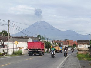 Semeru 4 Kali Erupsi Pagi Ini, Abu Vulkanik Capai 1.100 M