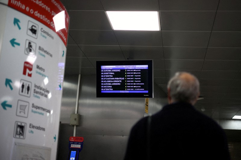 Orang-orang berjalan melewati loket tiket yang tutup di stasiun kereta api Entrecampos pada hari ketika dua serikat pekerja utama, CGTP dan UGT, menyerukan pemogokan umum sebagai protes terhadap rencana pemerintah untuk mereformasi undang-undang ketenagakerjaan, di Lisbon, Portugal, 11 Desember 2025. (REUTERS/Pedro Nunes)