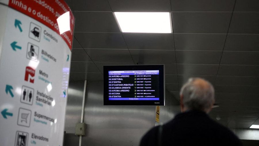 Orang-orang berjalan melewati loket tiket yang tutup di stasiun kereta api Entrecampos pada hari ketika dua serikat pekerja utama, CGTP dan UGT, menyerukan pemogokan umum sebagai protes terhadap rencana pemerintah untuk mereformasi undang-undang ketenagakerjaan, di Lisbon, Portugal, 11 Desember 2025. (REUTERS/Pedro Nunes)