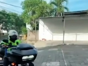 Viral, Pengendara Moge Pakai Atribut Polisi Saat Konvoi di Jalanan Bali