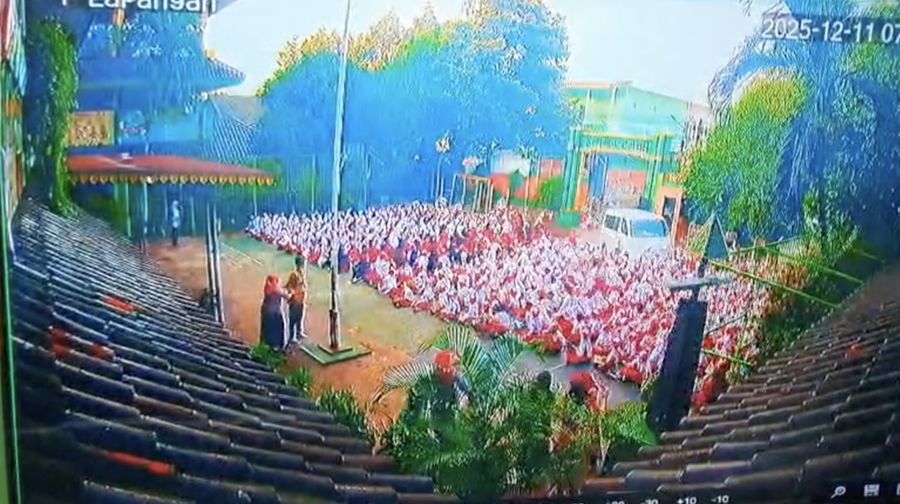 Tangkapan layar dari CCTV SDN 1 Kalibaruterlihat mobil dengan bertulis Badan Gizi Nasional dari SPPG di wilayah tersebut menabrak sejumlah siswa yang tengah mengikuti kegiatan belajar literasi pagi di halaman SDN 1 Kalibaru, Jakarta Utara pada Kamis (11/12/2025). (Ist)