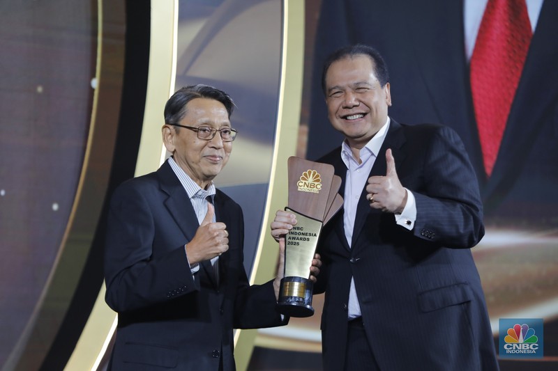 Wakil Presiden RI 2009-2014, Boediono menerima penganugerahan Lifetime Achievement Awards dalam acara CNBC Indonesia Awards 2025 di Bali Room, Hotel Indonesia Kempinski Jakarta, Kamis, (11/12/2025). (CNBC Indonesia/Faisal Rahman)