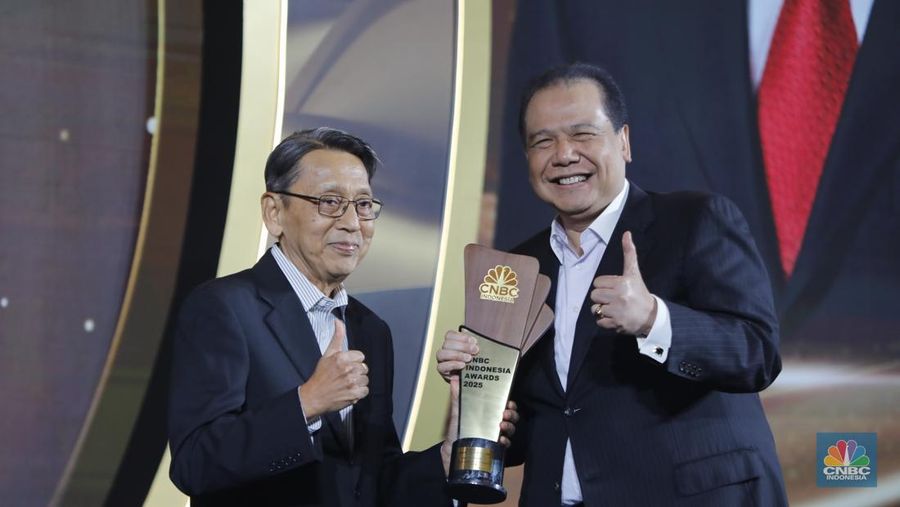 Wakil Presiden RI 2009-2014, Boediono menerima penganugerahan Lifetime Achievement Awards dalam acara CNBC Indonesia Awards 2025 di Bali Room, Hotel Indonesia Kempinski Jakarta, Kamis, (11/12/2025). (CNBC Indonesia/Faisal Rahman)