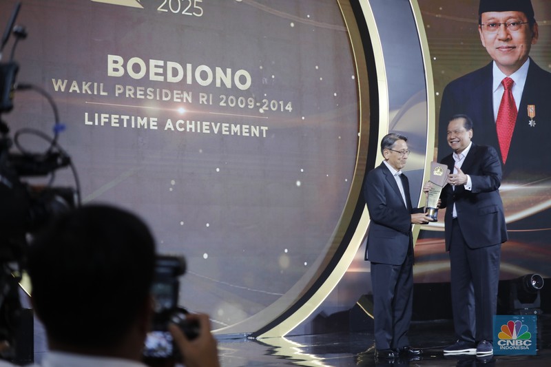 Wakil Presiden RI 2009-2014, Boediono menerima penganugerahan Lifetime Achievement Awards dalam acara CNBC Indonesia Awards 2025 di Bali Room, Hotel Indonesia Kempinski Jakarta, Kamis, (11/12/2025). (CNBC Indonesia/Faisal Rahman)