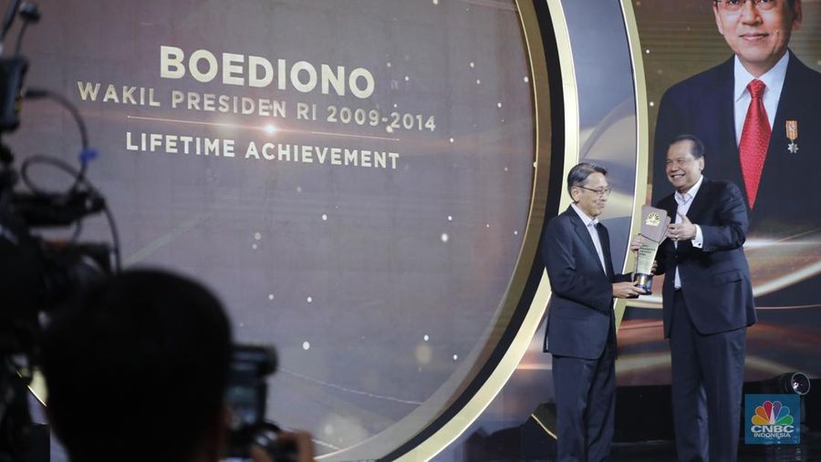 Wakil Presiden RI 2009-2014, Boediono menerima penganugerahan Lifetime Achievement Awards dalam acara CNBC Indonesia Awards 2025 di Bali Room, Hotel Indonesia Kempinski Jakarta, Kamis, (11/12/2025). (CNBC Indonesia/Faisal Rahman)