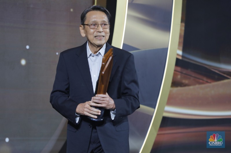 Wakil Presiden RI 2009-2014, Boediono menerima penganugerahan Lifetime Achievement Awards dalam acara CNBC Indonesia Awards 2025 di Bali Room, Hotel Indonesia Kempinski Jakarta, Kamis, (11/12/2025). (CNBC Indonesia/Faisal Rahman)