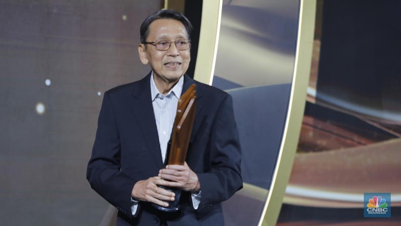 Wakil Presiden RI 2009-2014, Boediono menerima penganugerahan Lifetime Achievement Awards dalam acara CNBC Indonesia Awards 2025 di Bali Room, Hotel Indonesia Kempinski Jakarta, Kamis, (11/12/2025). (CNBC Indonesia/Faisal Rahman)