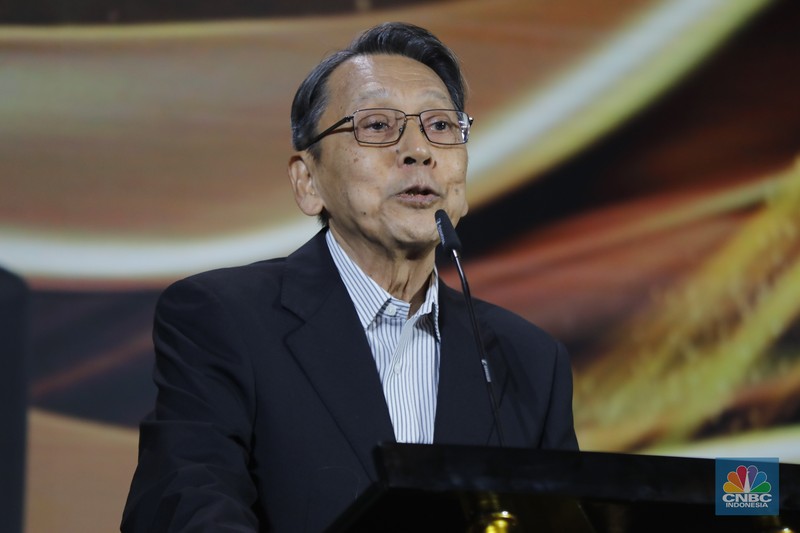 Wakil Presiden RI 2009-2014, Boediono menerima penganugerahan Lifetime Achievement Awards dalam acara CNBC Indonesia Awards 2025 di Bali Room, Hotel Indonesia Kempinski Jakarta, Kamis, (11/12/2025). (CNBC Indonesia/Faisal Rahman)