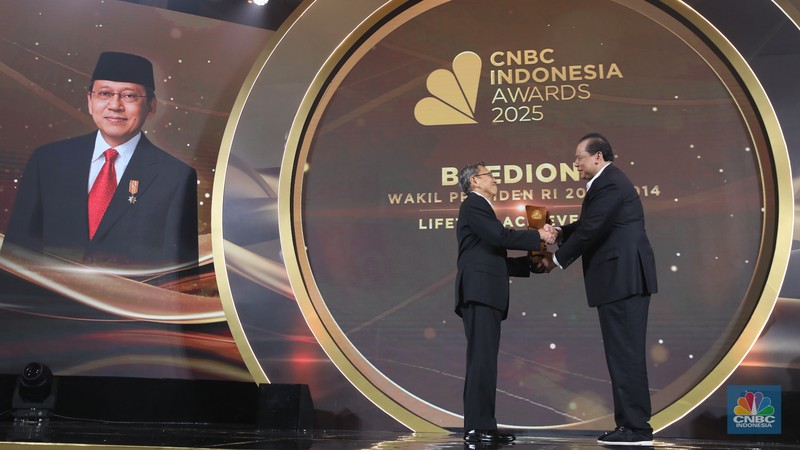 Wakil Presiden RI 2009-2014, Boediono menerima penganugerahan Lifetime Achievement Awards dalam acara CNBC Indonesia Awards 2025 di Bali Room, Hotel Indonesia Kempinski Jakarta, Kamis, (11/12/2025). (CNBC Indonesia/Faisal Rahman)