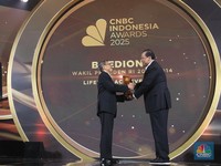 Boediono Dianugerahi Lifetime Achievement CNBC Indonesia Awards 2025