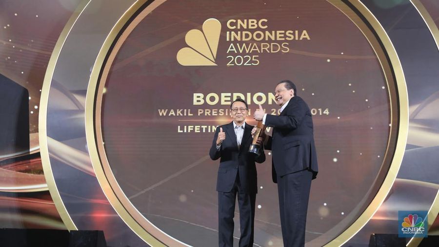 Wakil Presiden RI 2009-2014, Boediono menerima penganugerahan Lifetime Achievement Awards dalam acara CNBC Indonesia Awards 2025 di Bali Room, Hotel Indonesia Kempinski Jakarta, Kamis, (11/12/2025). (CNBC Indonesia/Faisal Rahman)